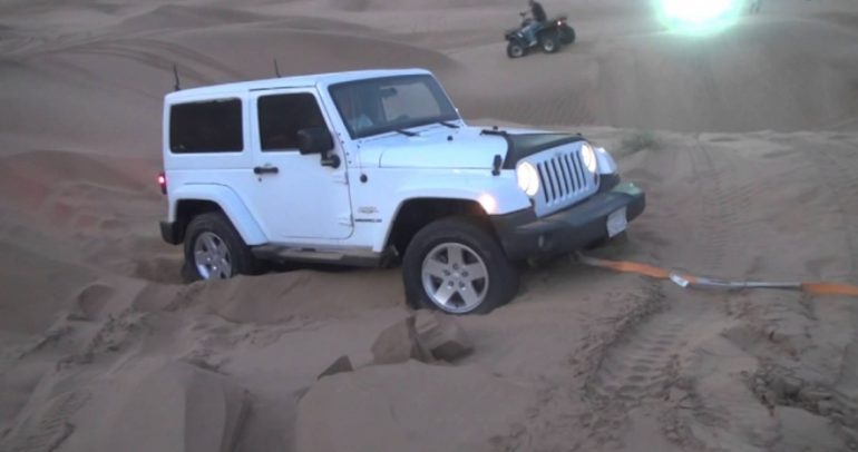بالفيديو: طريقة جديدة لانقاذ سيارتك العالقة في الرمال